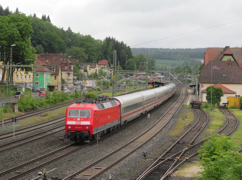 120 111-0 schiebt am 29. Mai 2013 den ICE 1004 durch Kronach.