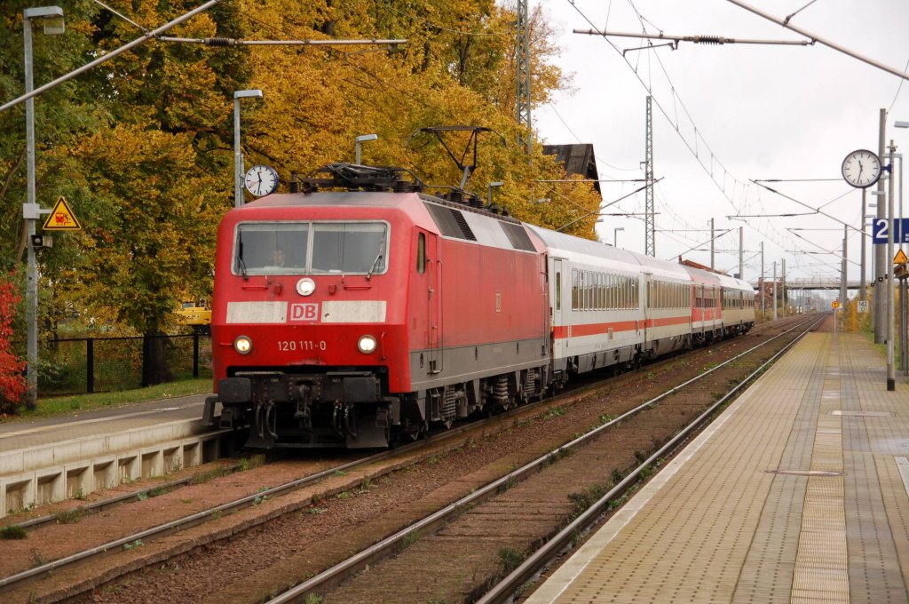 120 111 durchfhrt am 27.10.09 mit einem PbZ Brehna Richtung Halle(S).
