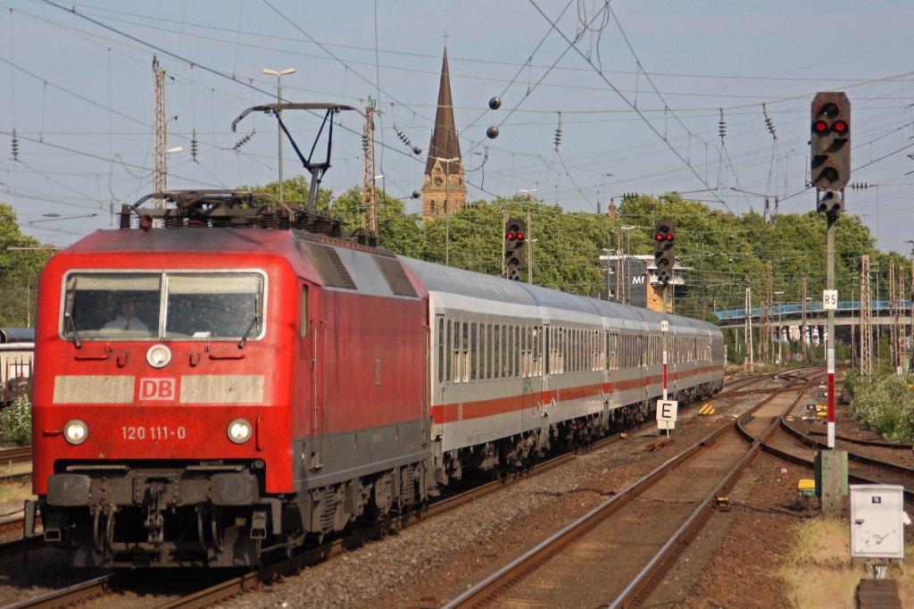 120 111 fhrt am 29.5.11 mit einem IC durch Mlheim-Styrum.