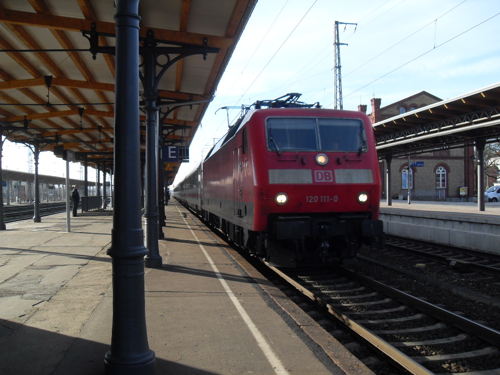 120 111 kam mit IC 143 am 09.02.2011 in Stendal an.

