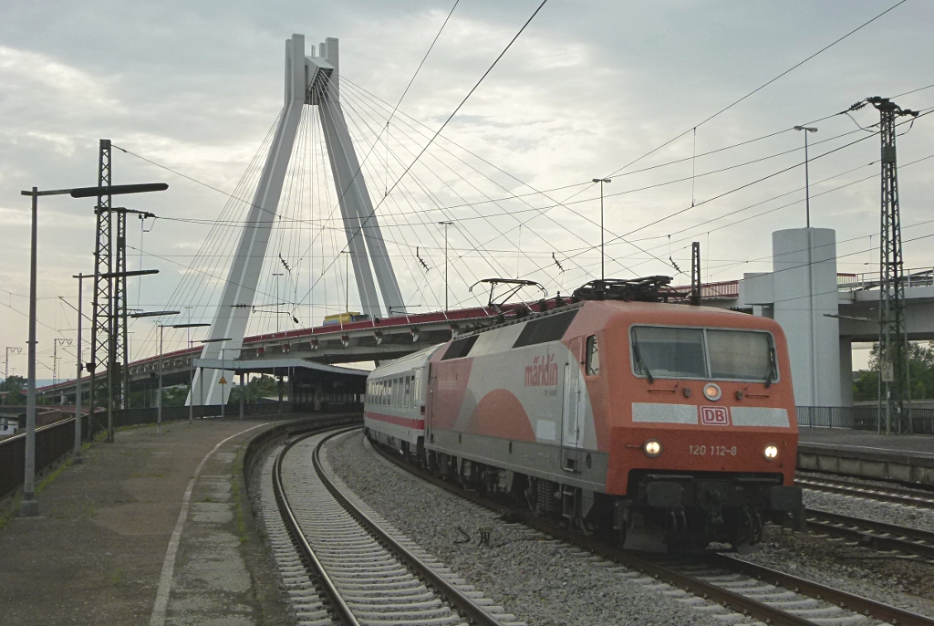 120 112-0 (Mrklin) ist mit dem IC 2017 Hamburg - Mnchen am 27.07.2012 in Ludwigshafen (Rhein) Hbf