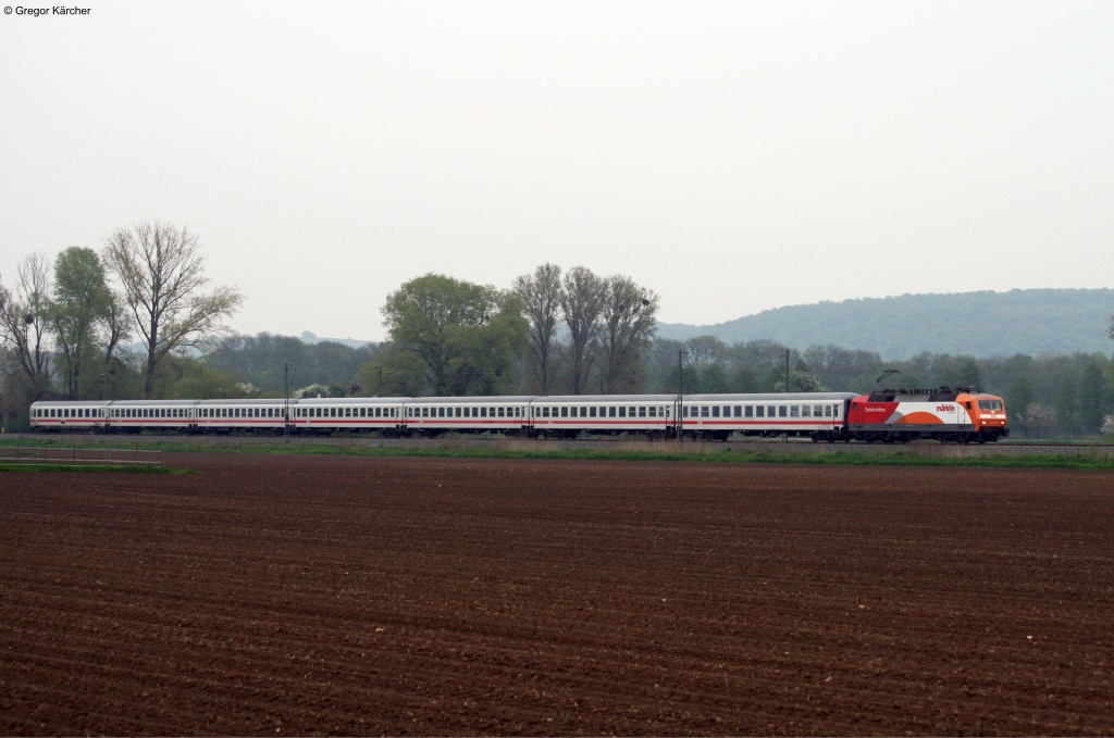 120 112-8 am IC 2362 (Stuttgart-Bruchsal-Karlsruhe) kurz vor dem nchsten Halt Ka-Durlach. Aufgenommen am 01.05.2013.