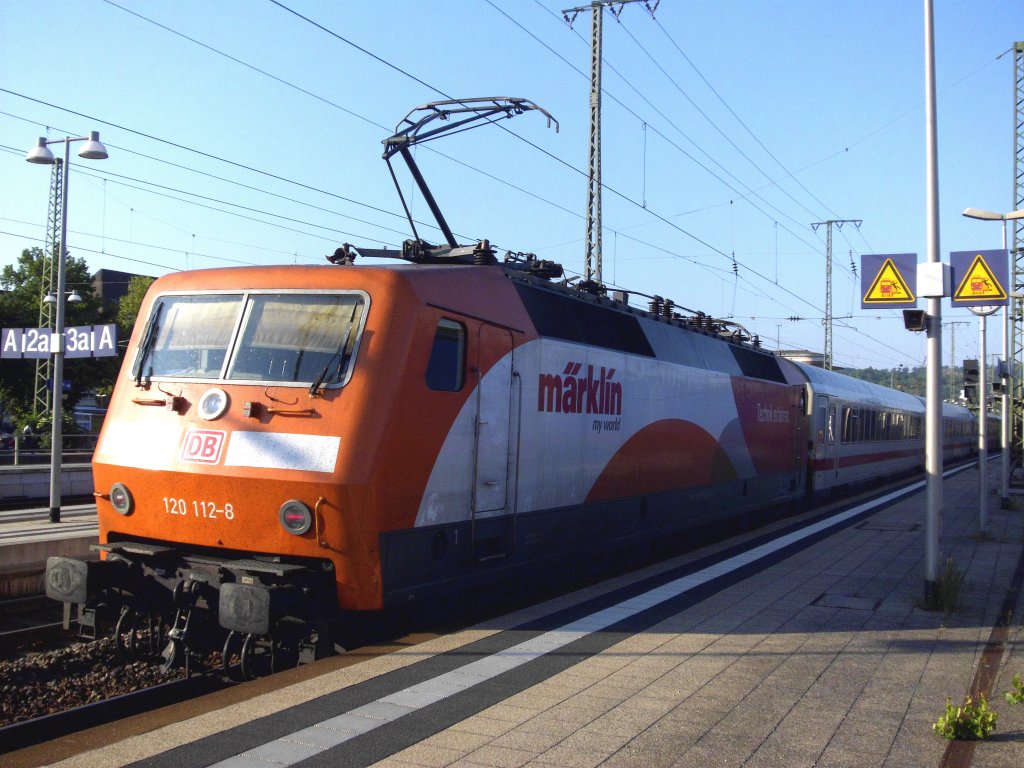 120 112-8 an einem sonnigen Morgen in Bruchsal, 07.06.2013.