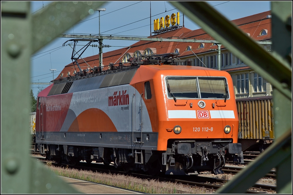 120 112-8 hat ihren IC von Stuttgart nach Singen gebracht und wird nur bis zur Rckfahrt vor der Maggikulisse abgestellt. Singen im Mai 2012.