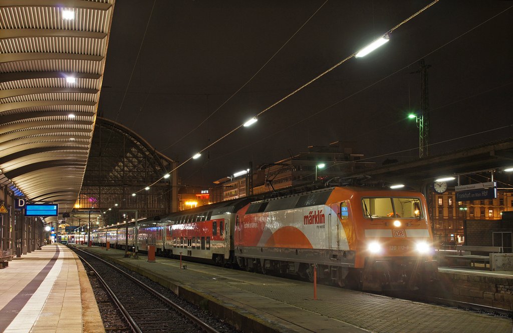 120 112-8  Mrklin  mit CNL 472 / D 50472 Basel SBB - Koebenhavn H / Moskva-Belorusskaja in Frankfurt(Main)Hbf. 04.12.12