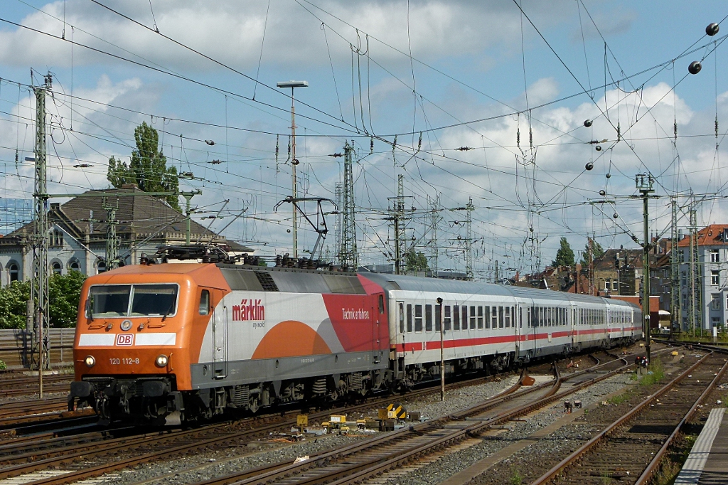 120 112-8 (Mrklin) ist mit dem IC 2082 Berchtesgaden - Hamburg am 12.07.2012 bei der Einfahrt in Hannover Hbf