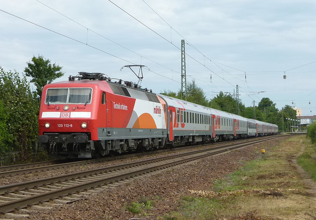 120 112-8 (Mrklin) ist mit dem EN 452 Moskva - Paris Est am 15.08.2012 in Kennelgarten