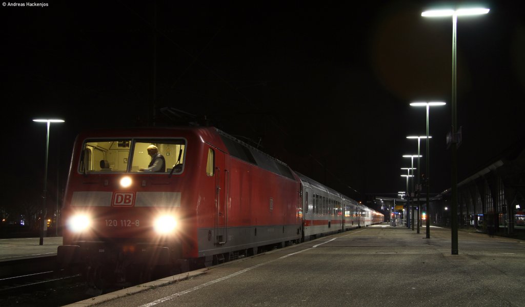 120 112-8 mit dem IC Garnitur des IC 2364 in Karlsruhe Hbf 27.10.11