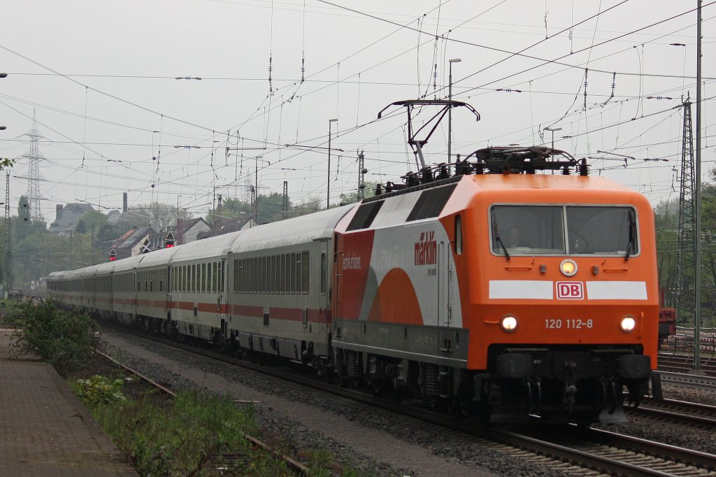 120 112 am 6.5.12 mit einem IC bei der Einfahrt in Solingen Hbf.