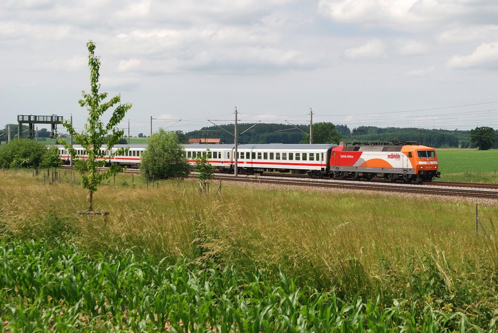 120 112 (Mrklin) mit IC 2083 bei Mammendorf (17.06.2012)