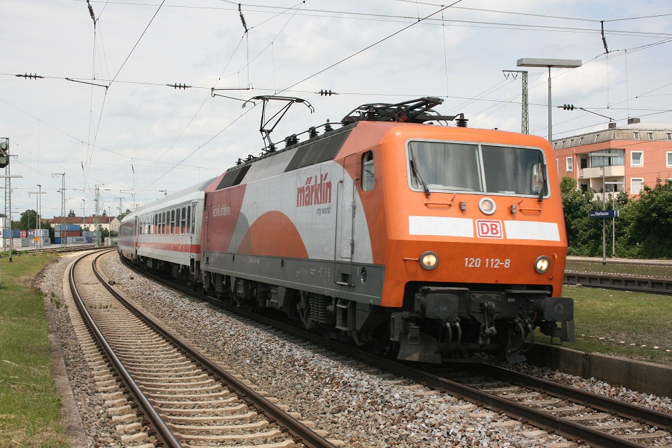 120 112 mit IC 2083 von Hamburg-Altona nach Berchtesgaden,bei der Durchfahrt in Augsburg-Oberhausen am 17.06.2012