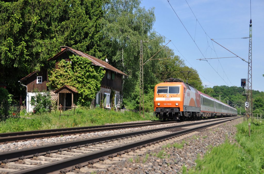 120 112 ist die momentan einzigste 120er mit Werbung,und zwar f�r den Modellbahn-Hersteller M�rklin.Sie fuhr mir bei Reichenbach/Fils vor die Linse mit dem IC 118.Aufgenommen am 20.5.2012