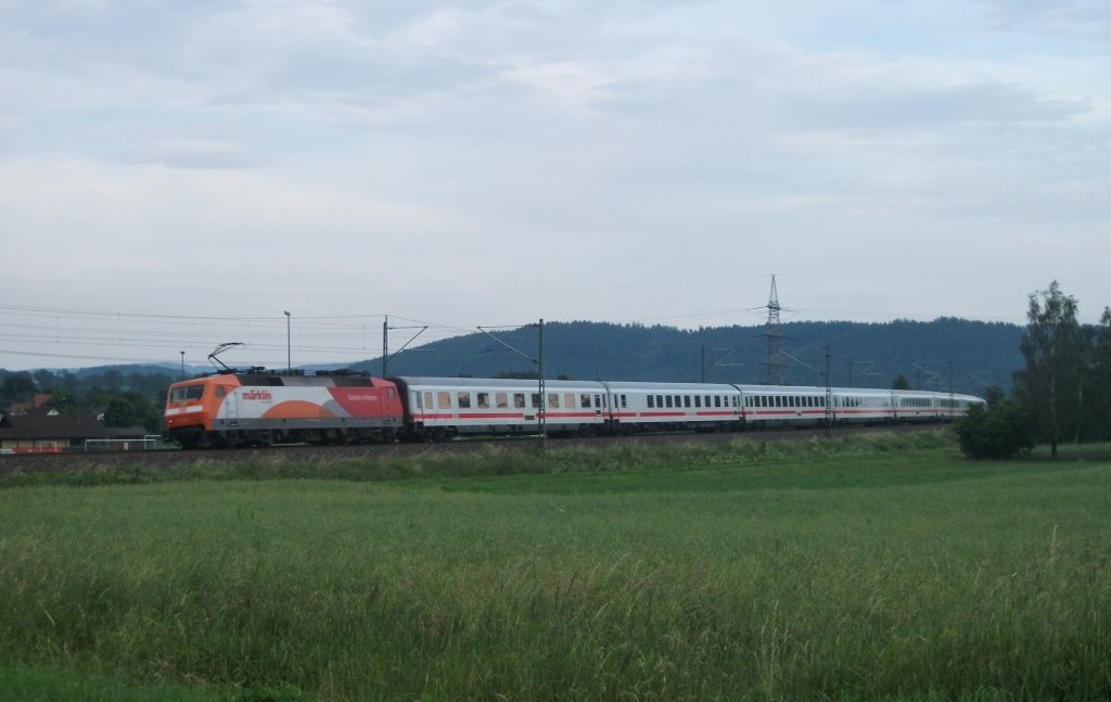 120 112 schiebt den IC 2209 nach Mnchen am 19.Juni 2012 bei Hallach(b. Kronach) Richtung Lichtenfels.