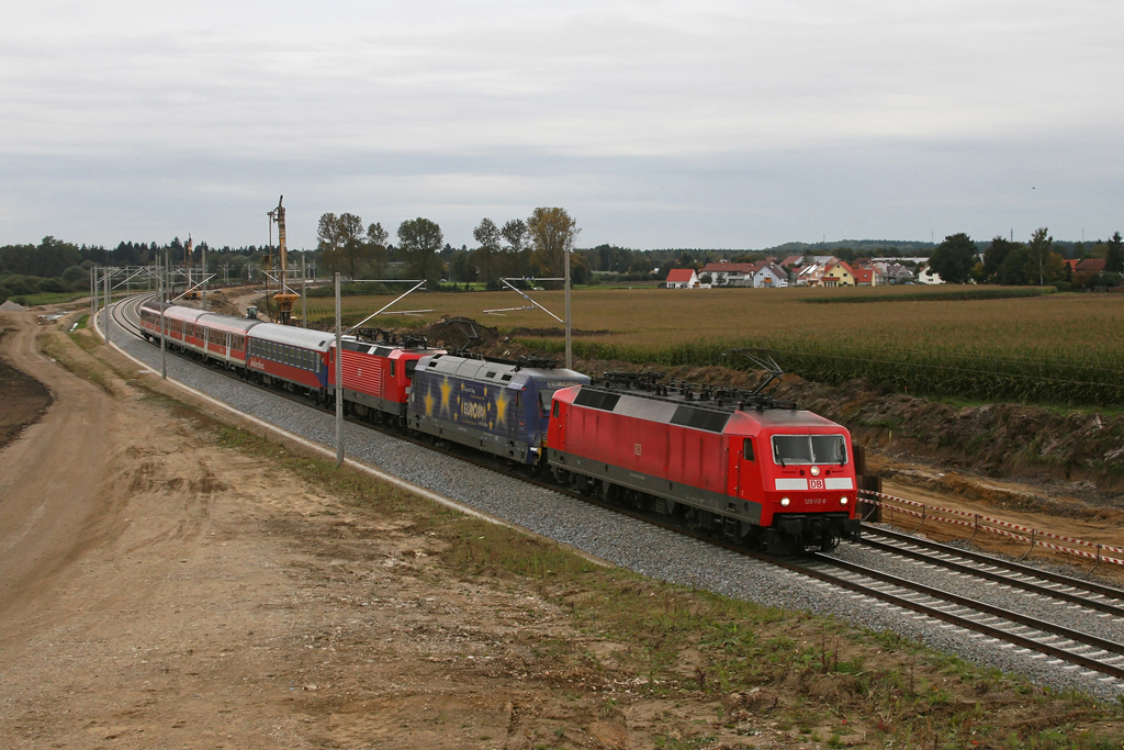 120 113, 101 101 und 143 802 mit PbZ am 02.10.2010 in Hattenhofen.