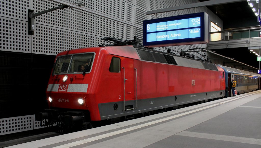 120 113-6 bringt am 01.04.2012 den EC 174 nach Hamburg-Altona, hier in Berlin Hbf (tief).