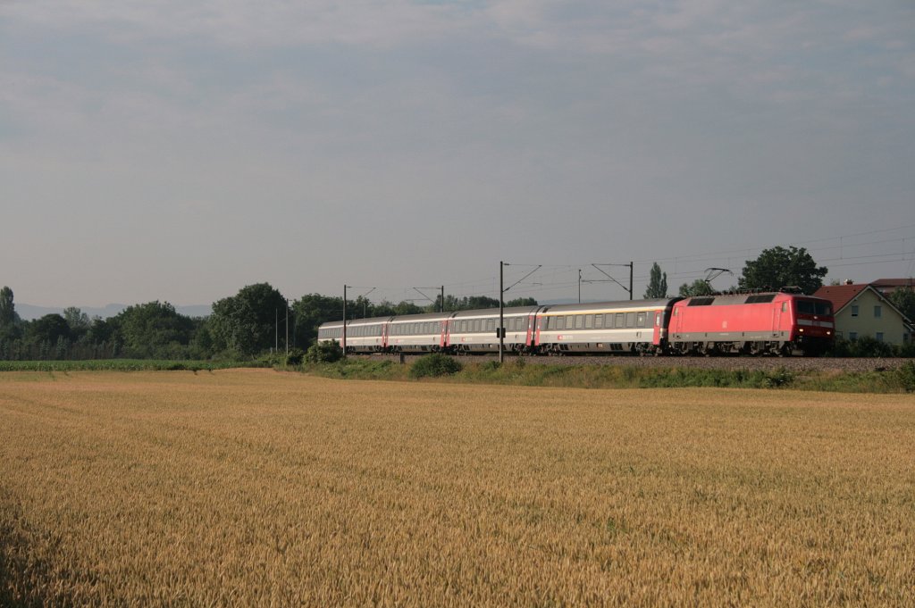 120 113-6 mit IC 284 Zrich HB - Stuttgart Hbf bei Mhlhausen. 16.07.10