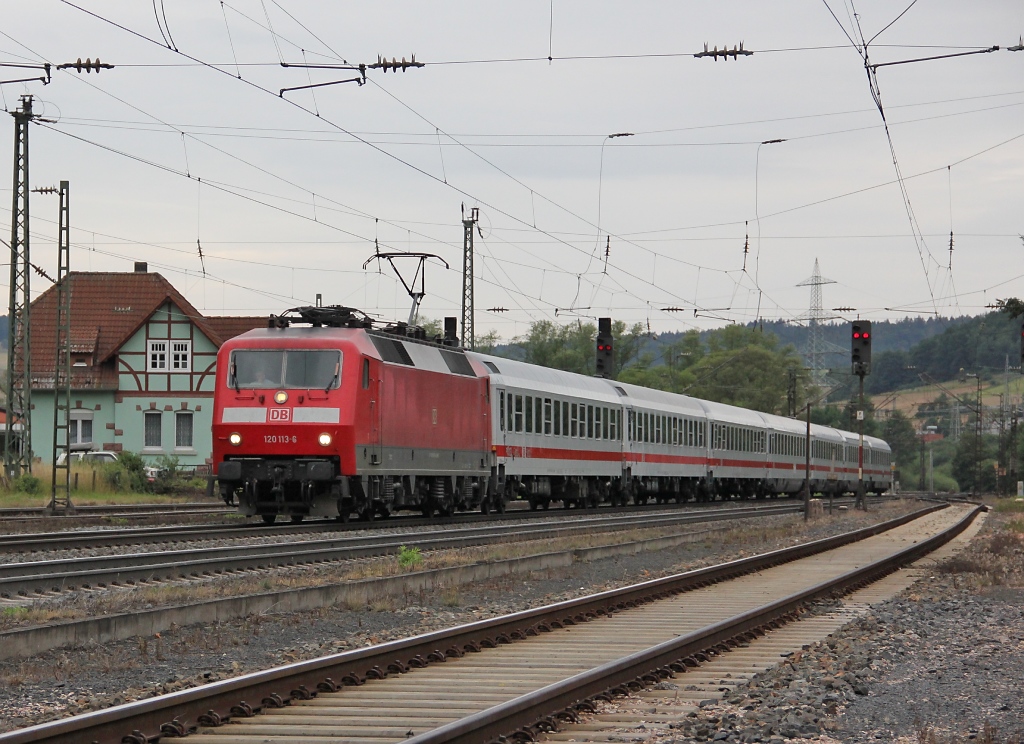 120 113-6 mit IC in Richtung Bebra. Aufgenommen am 15.07.2011 in Mecklar.