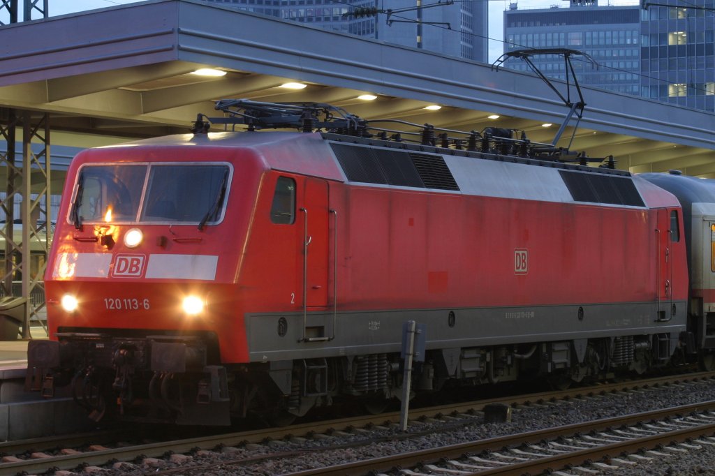 120 113 ist am 21.3.10 mit einem IC in Essen Hbf