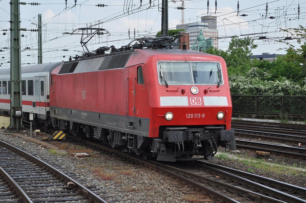 120 113 kommt am 27.05.2010 mit einem IC in den Klner Hbf