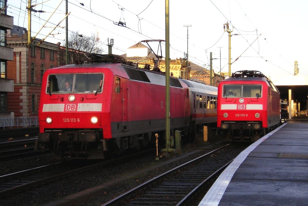 120 113 mit IC2083/2085 und 120 135 in Hannover HBf am 7.12.09