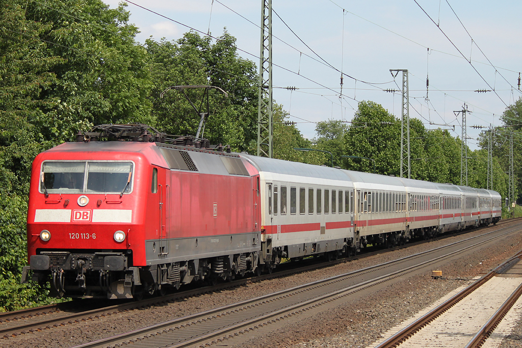 120 113 zog am 10.6.12 einen IC durch Dsseldorf-Oberbilk.