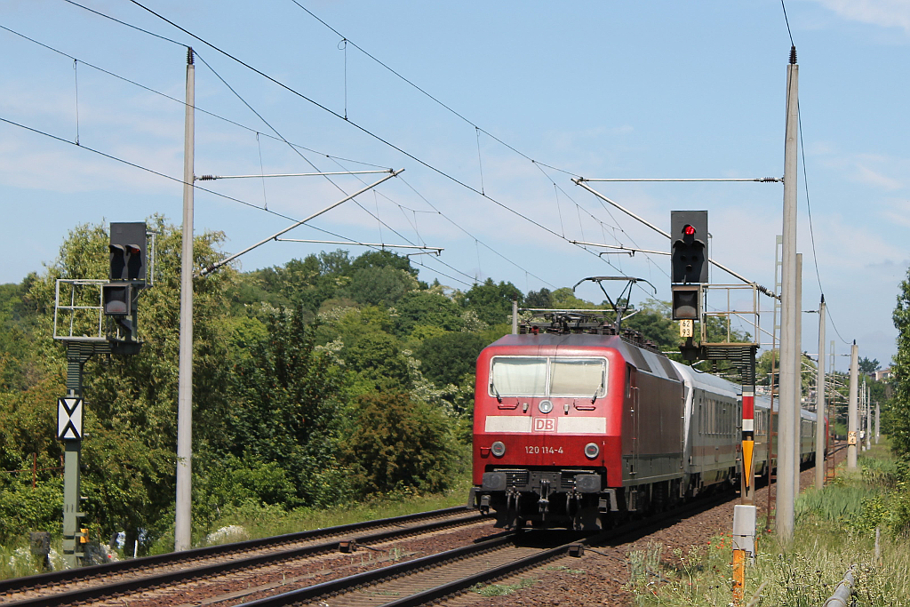120 114-4 (im Sandwich-Betrieb mit der 101 105-5) mit IC 2086 von Hamburg Hbf nach Stralsund Hbf in Schwerin-Grries am 09.06.2013