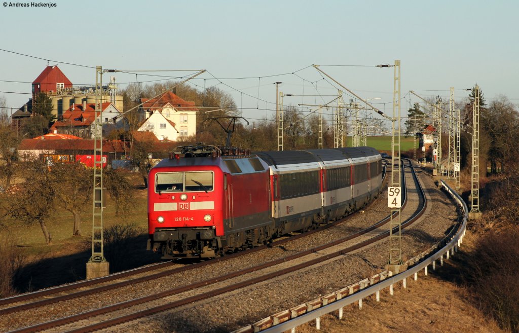 120 114-4 mit dem IC 281 (Stuttgart Hbf-Zrich HB) bei Eutingen 6.2.11