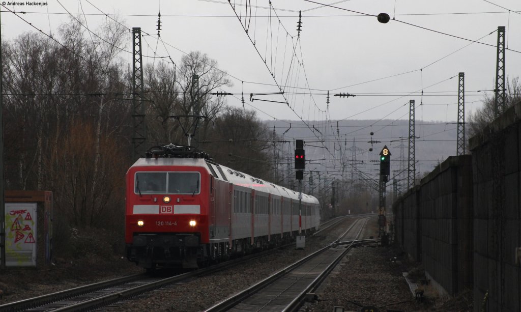 120 114-4 mit dem umgeleiteten EN 453 (Paris Est-Moskva Belorusskaja) in Karlsruhe Hagsfeld 15.2.12