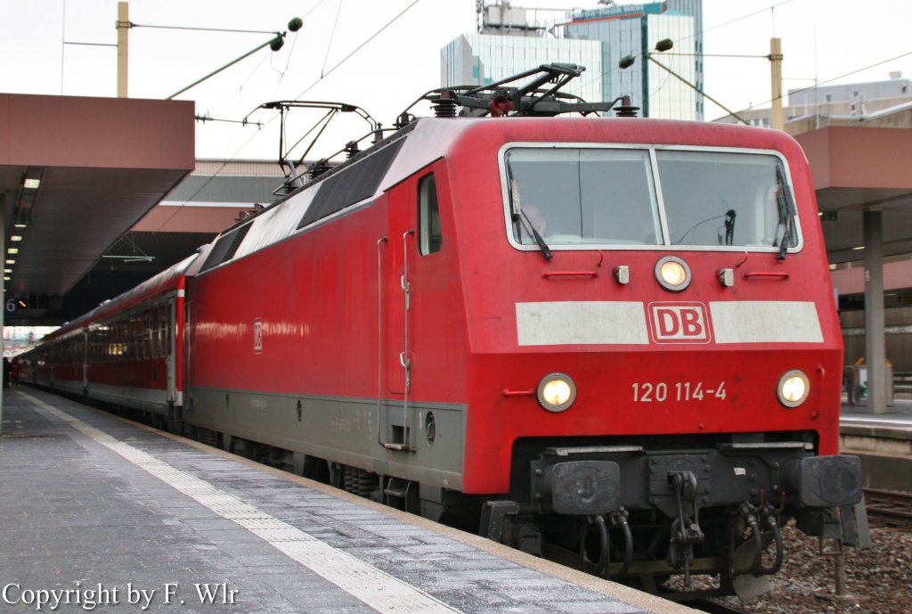 120 114 mit dem Pappnasenexpress am Rosenmontag den 11.02.13 in Dsseldorf Hbf.