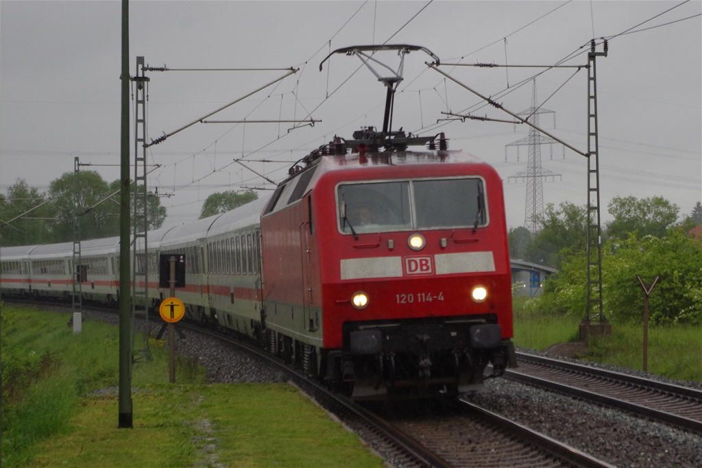 120 114 mit IC 2207 am 26.05.2013 in Gundelsdorf gen Kronach. 