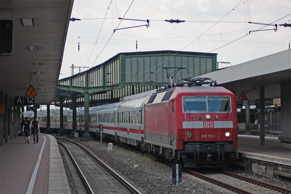 120 115-1 mit dem IC1924 nach Berlin Sdkreuz in Duisburg Hbf, 24.5.10