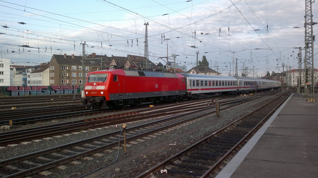 120 115-1 mit IC bei der Einfahrtr in Hannover HBF am 29.05.2011.
