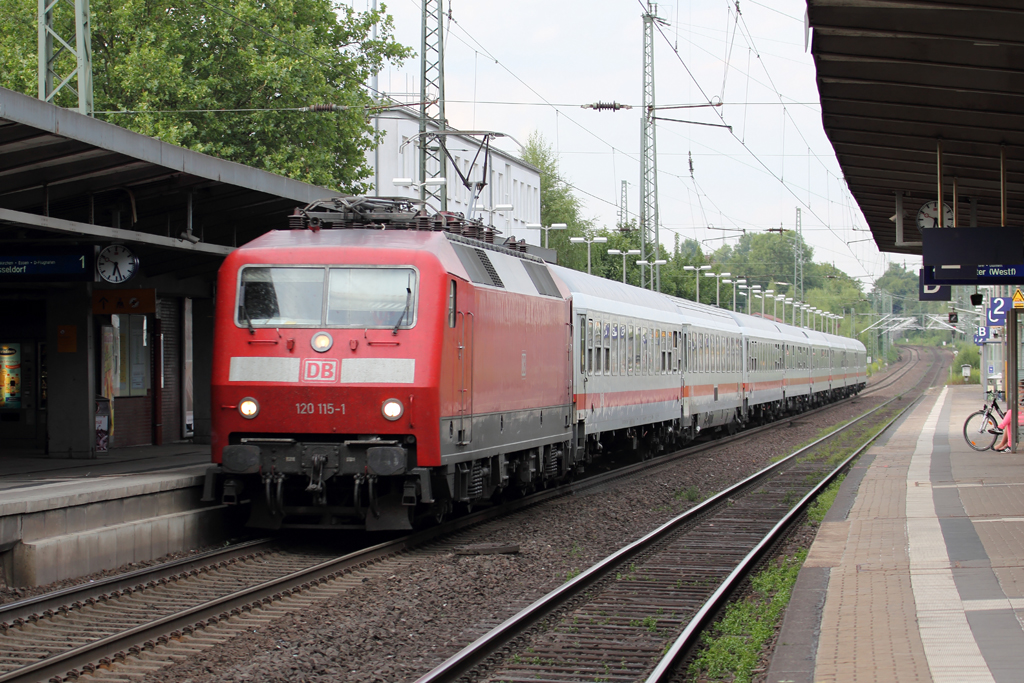 120 115-1 mit IC bei der Durchfahrt in Recklinghausen 4.8.2013