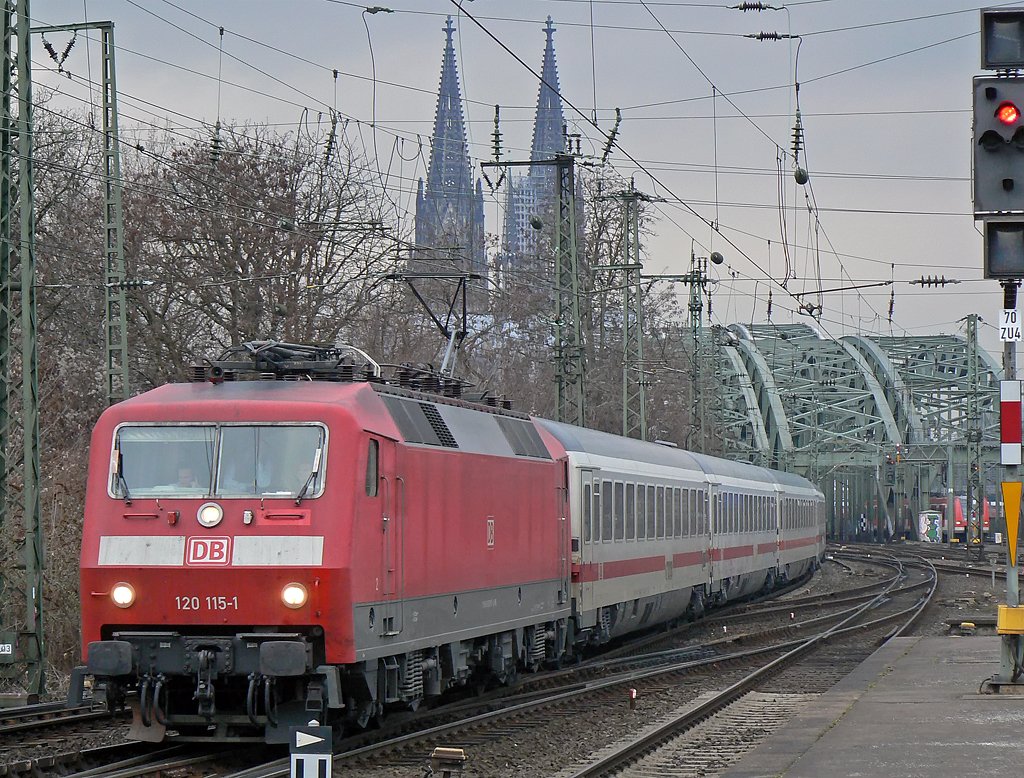 120 115-1 mit IC in Kln Deutz am 19.02.2010