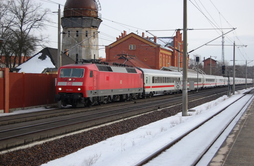 120 115-1 zieht hier einen IC durch Rathenow am 22.02.2010