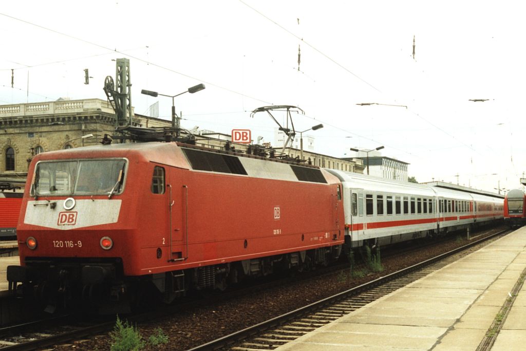 120 116-9 mit IC 529 Leipzig Hbf-Kln Hbf auf Magdeburg Hauptbahnhof am 12-08-2001. Bild und scan: Date Jan de Vries.