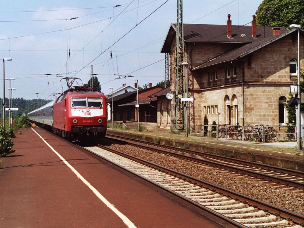 120 116-9 mit IR 2533 Wattenmeer nach Cuxhaven auf Bahnhof Hasbergen am 2-6-2000. Bild und scan: Date Jan de Vries.