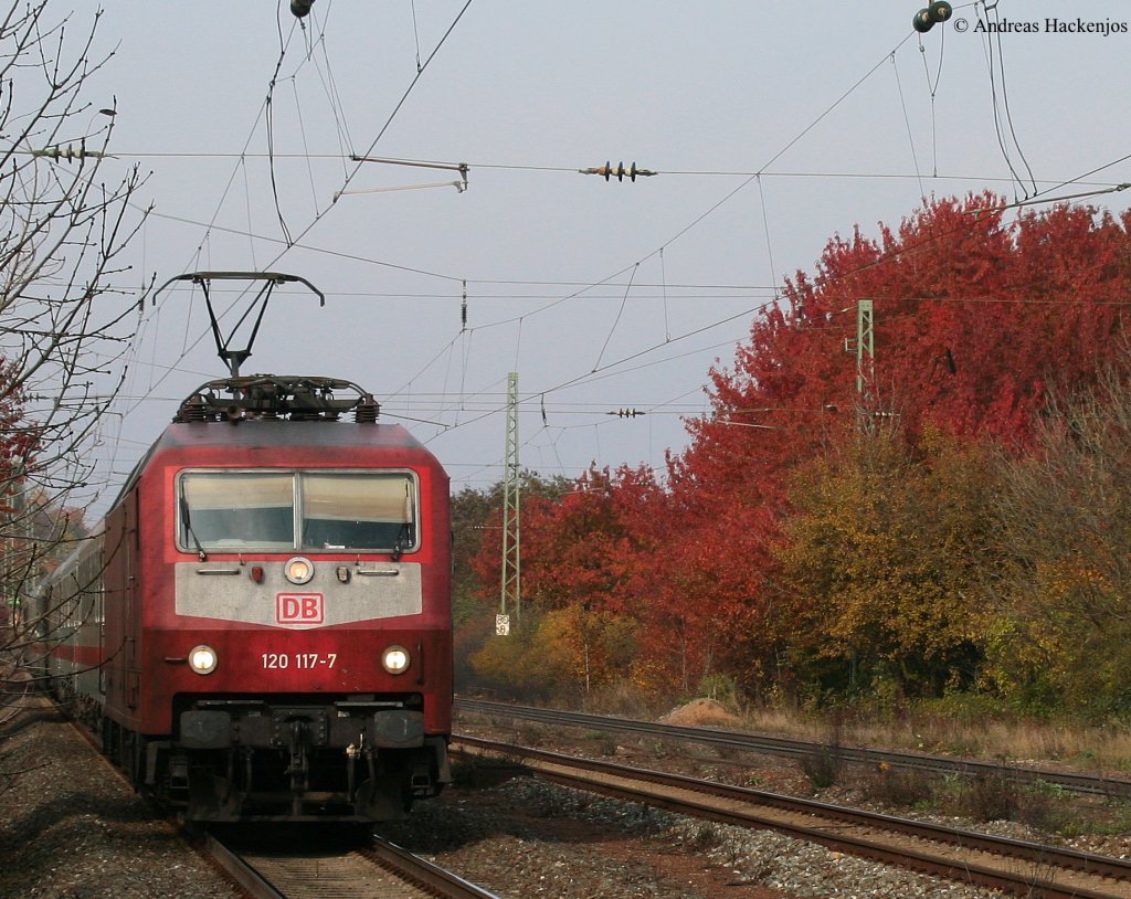 120 117-7 mit dem IC 1887 (Hamburg-Altona-Passau Hbf) in Dettelbach 31.10.09