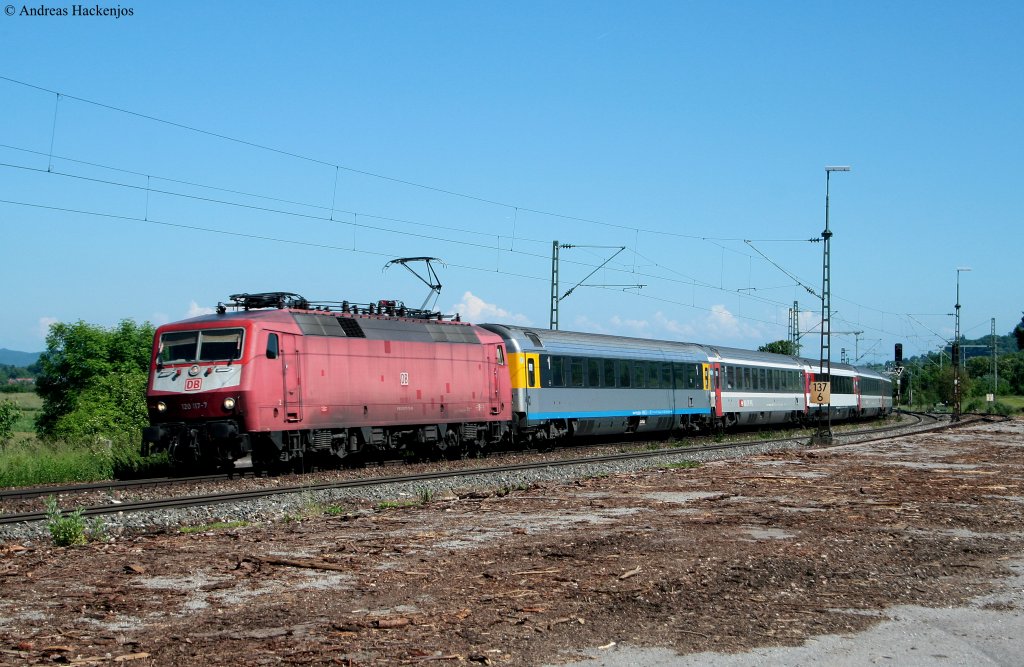 120 117-7 mit dem IC 184 (Zrich HB-Stuttgart Hbf) bei Welschingen 5.6.10