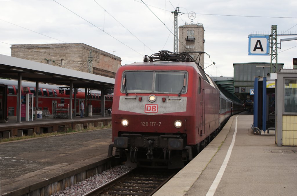 120 117-7 mit einem IC in Stuttgart Hbf am 06.07.09