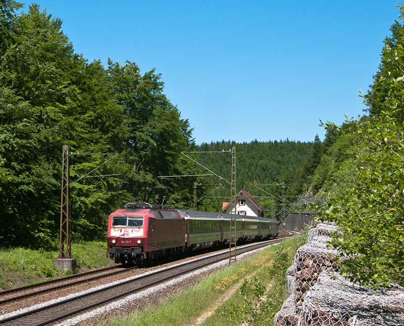 120 117-7 mit IC 185 (Stuttgart Hbf - Zrich HB) am 5. Juni 2010 beim ehemaligen Haltepunkt Talmhle.
