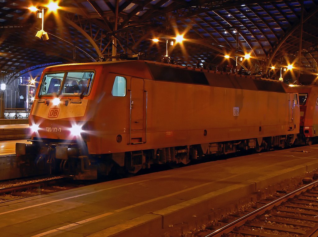 120 117-7 mit IC in Kln Hbf am 18.12.09