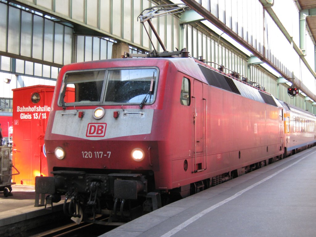 120-117 hat am 4.6.10 den IC 184 aus Zrich in den Endbahnhof Stuttgart Hbf gezogen.