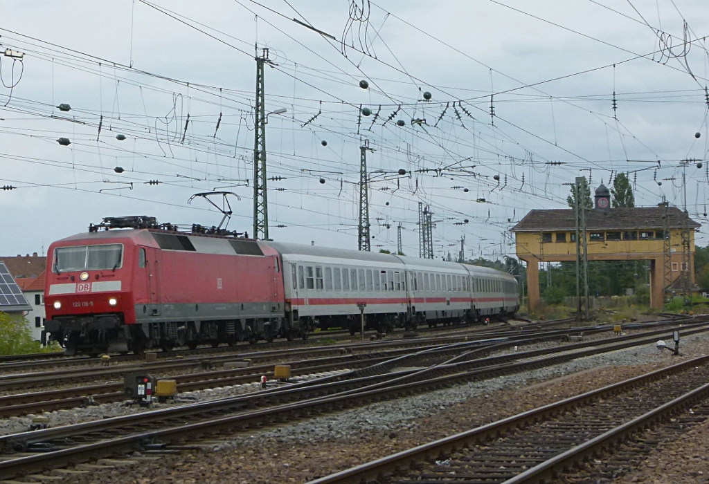 120 118-5 ist mit dem IC 2054 Frankfurt (Main) - Saarbrcken am 18.09.2012 in Neustadt (Weinstrae)