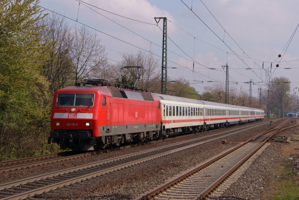 120 118-5 mit einem Intercity bei der Durchfahrt durch Dsseldorf-Oberbilk am 13.04.2012