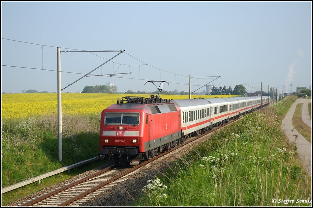 120 118 am 21.05.2011 mit einem Kreuzfahrer-Sonderzug aus Warnemnde nach Berlin. Aufgenommen kurz hinter Rostock
