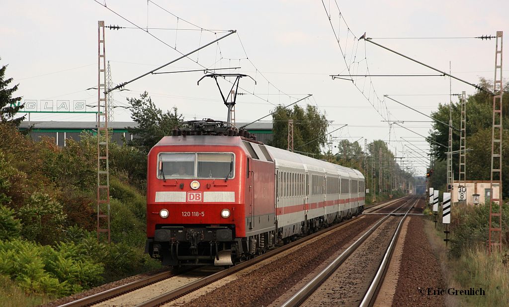 120 118 mit einem IC Leipzig gen Hannover am 17.09.2011 in Vhrum.