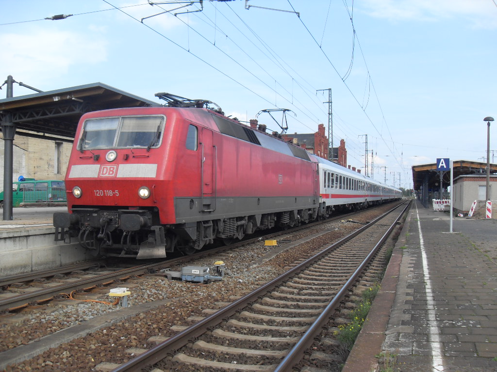 120 118 mit IC 1917 am 11.09.2011 in Stendal.
