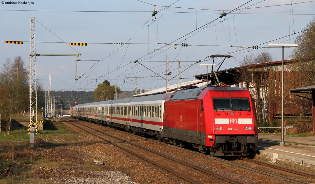 120 119-3 und 101 012-3 mit dem IC 2371  Schwarzwald  (Hamburg Hbf-Konstanz) bei der Ausfahrt St.Georgen 16.4.11