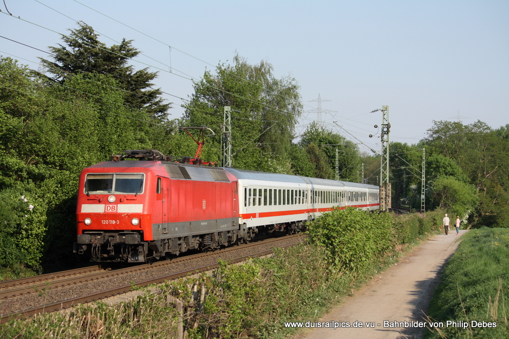 120 119-3 (DB) fhrt am 25. April 2011 um 18:15 Uhr mit dem IC1013 durch Bochum Hntrop
